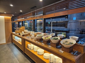 Buffet breakfast for a fee on weekdays