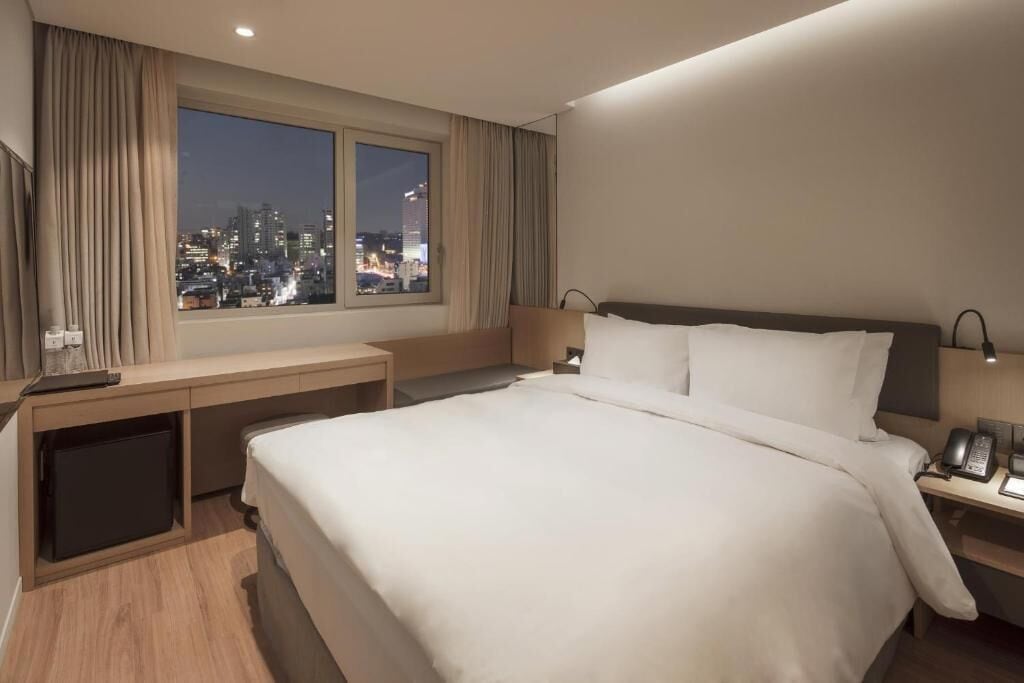Premium bedding, in-room safe, desk, blackout curtains