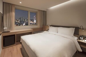 Ropa de cama de alta calidad, caja fuerte, escritorio y cortinas opacas