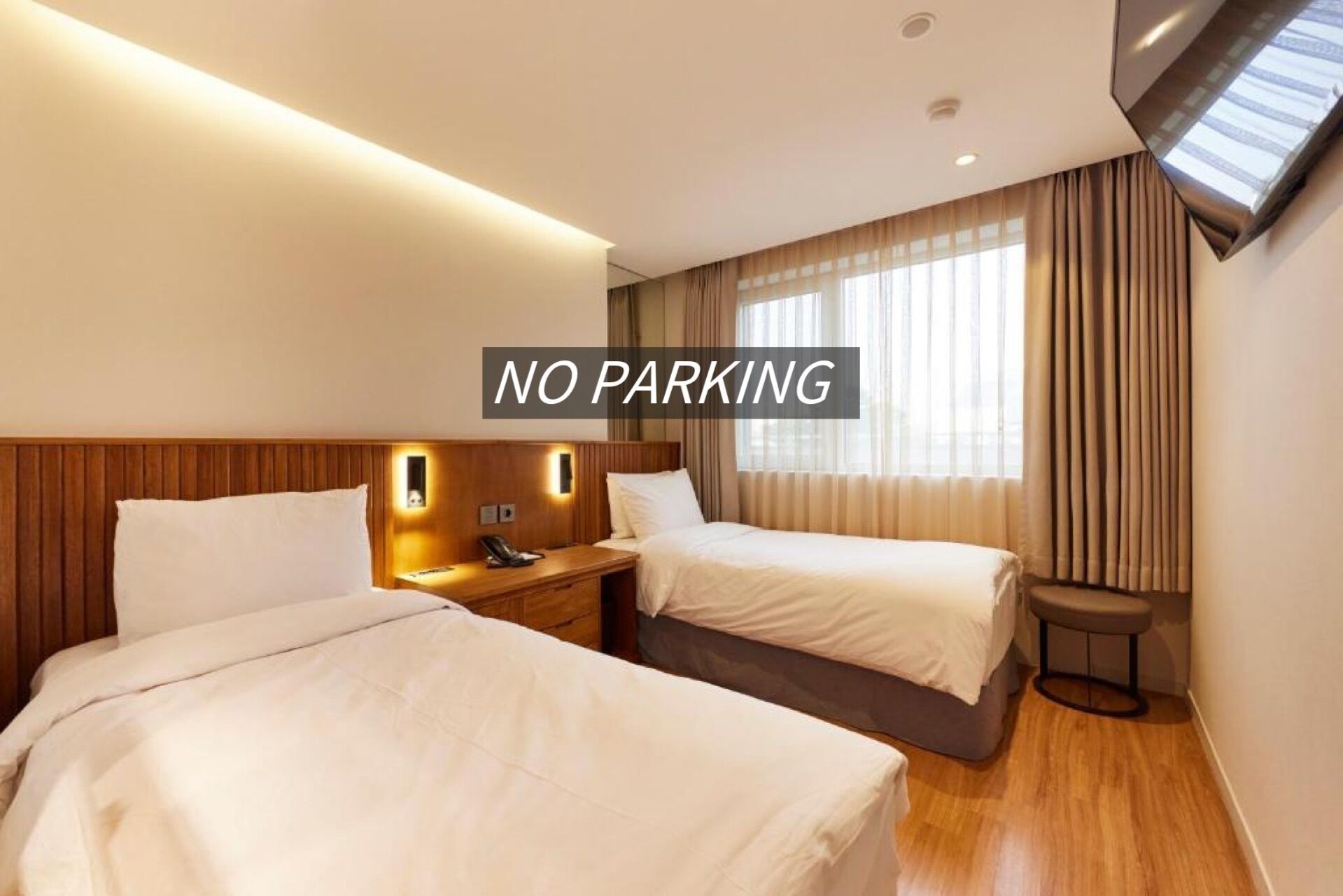 [NO PARKING] Superior Twin Room | Premium bedding, in-room safe, desk, blackout drapes