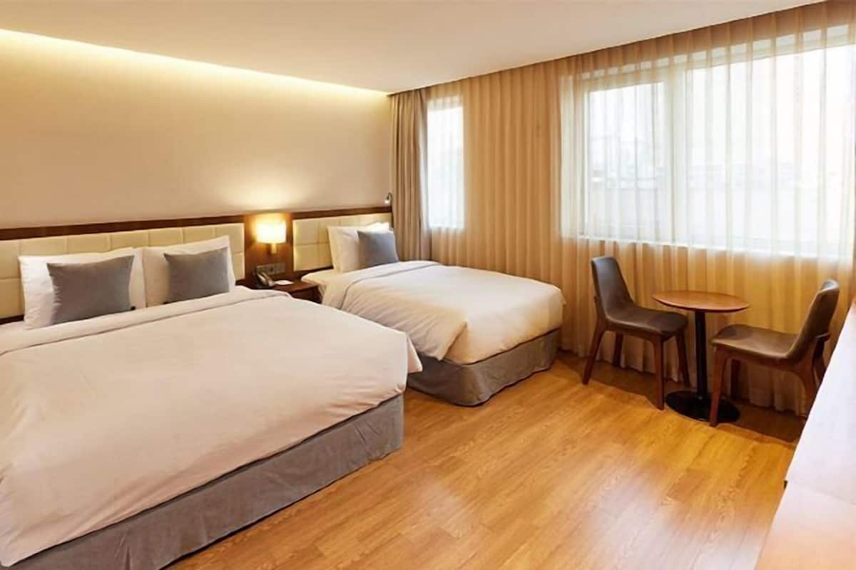 1 bedroom, premium bedding, in-room safe, desk