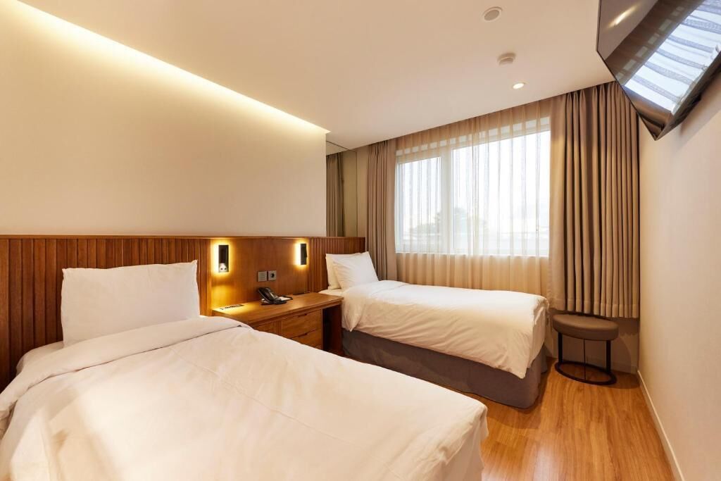 Premium bedding, in-room safe, desk, blackout drapes