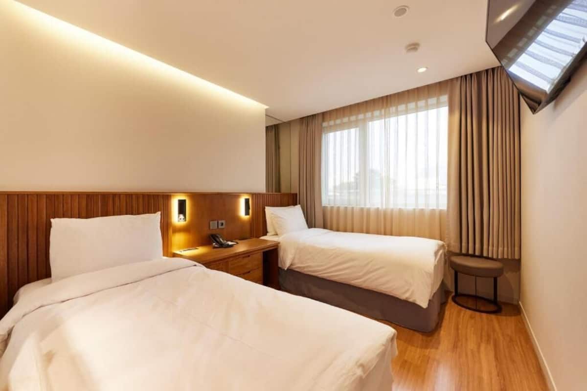 Ropa de cama de alta calidad y caja de seguridad en la habitación 
