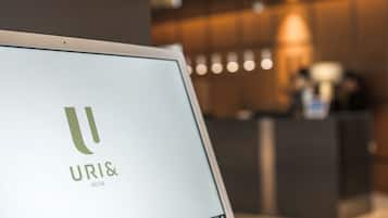 Una tableta mostrando el logotipo de URI& HOTEL.