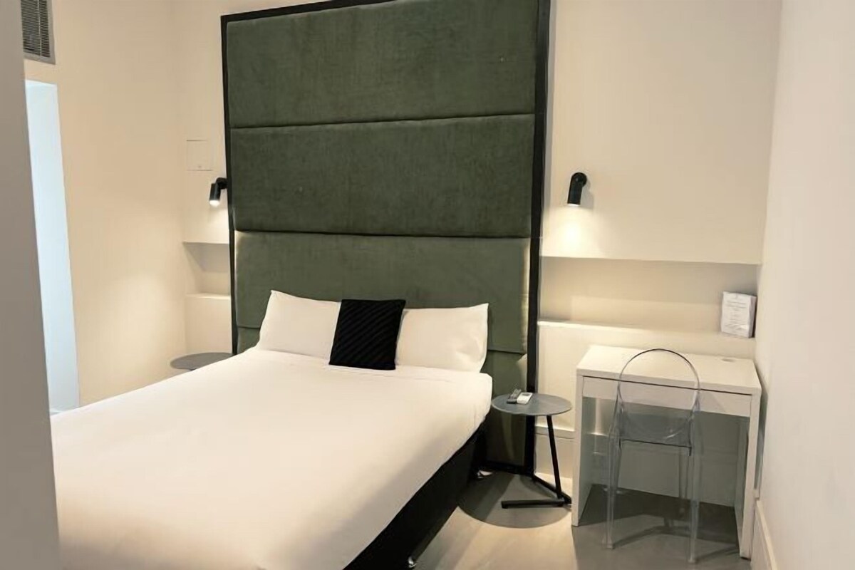 Minibar, tabla de planchar con plancha, wifi gratis y ropa de cama