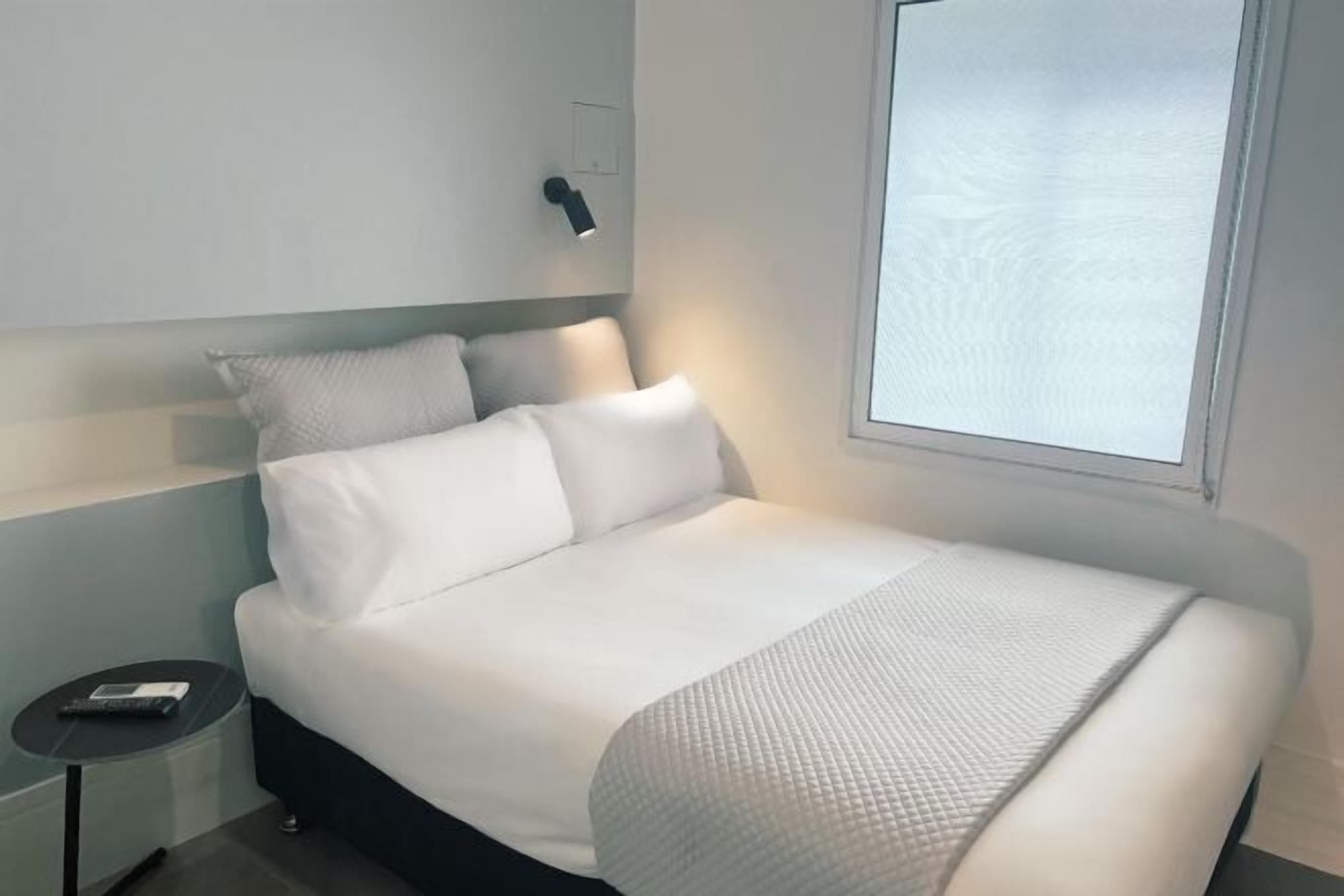 Minibar, iron/ironing board, free WiFi, bed sheets