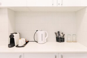 Estudio | Cocina privada | Refrigerador y tetera eléctrica 