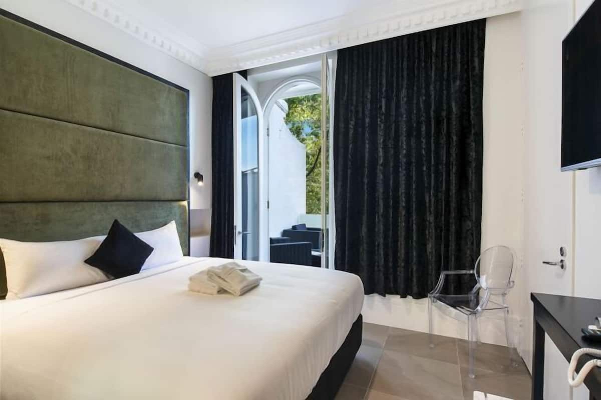 Een minibar, een strijkplank/strijkijzer, gratis wifi, beddengoed