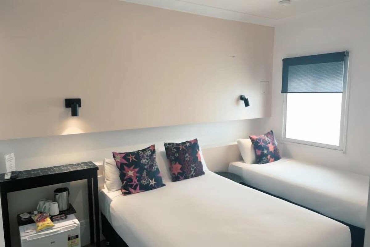 Minibar, tabla de planchar con plancha, wifi gratis y ropa de cama