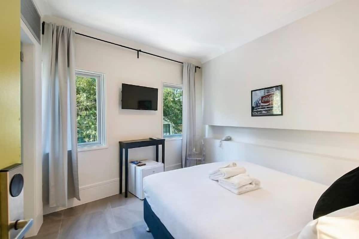 Minibar, iron/ironing board, free WiFi, bed sheets