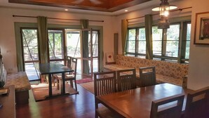 4 Bedrooms Private Pool Villa | Khu vực ăn uống tại phòng