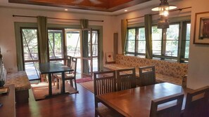 4 Bedrooms Private Pool Villa | Dineren in de kamer