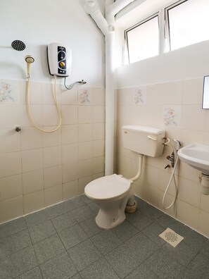 华丽双人房, 1 张大床 | 浴室 | 淋浴设施、大花洒淋浴喷头、免费洗浴用品、坐浴桶