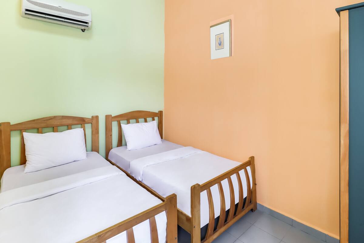 Standard Twin Room | Meja, Wi-fi percuma 