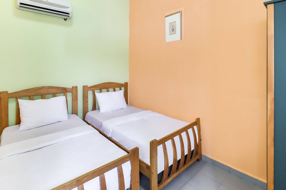 Standard Twin Room | Desk, free WiFi