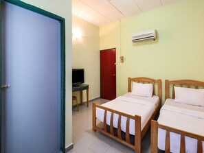 Standard Twin Room | Desk, free WiFi