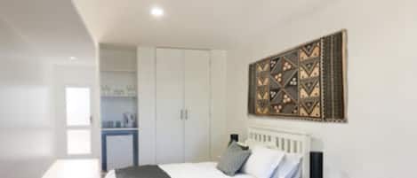 Quarto casal luxo | Cofres nos quartos, escrivaninha, cortinas blackout