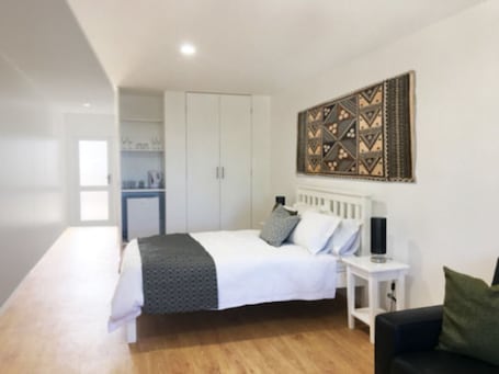 Caja de seguridad en la habitación, escritorio y cortinas blackout . House of Tonga