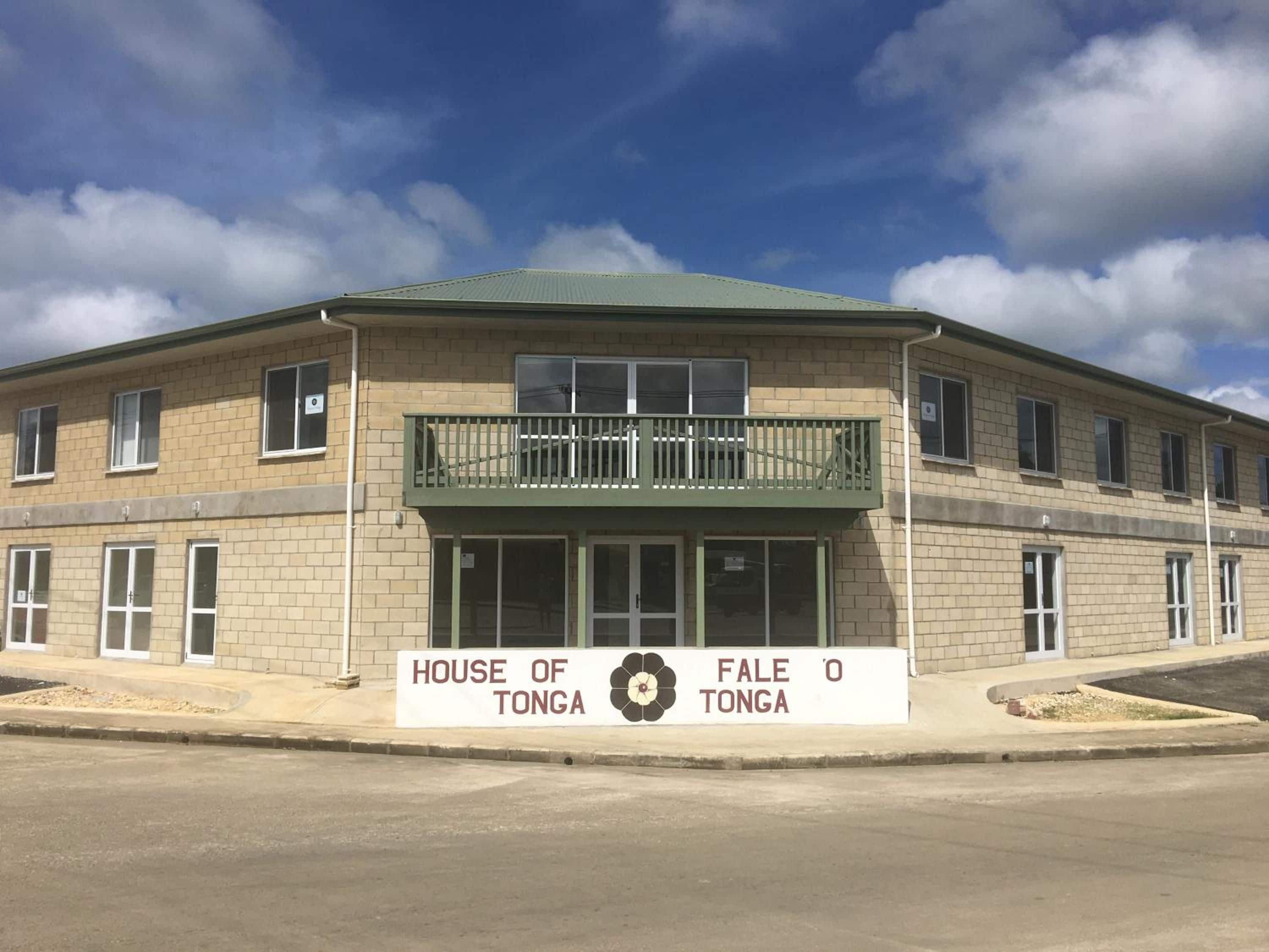 Un bâtiment à deux étages, sur lequel on peut lire l’inscription « HOUSE OF TONGA », et qui possède un balcon.