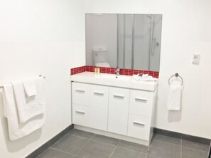 Deluxe Double Room | Bathroom | Shower, free toiletries, hair dryer, towels - House of Tonga (Nuku'alofa)