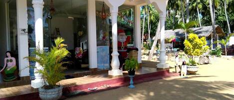 Vista frontal de la propiedad