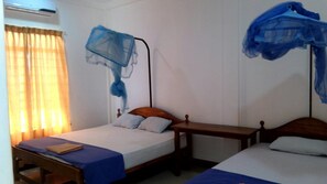 Eenvoudige kamer, 1 twee- of 2 eenpersoonsbedden, uitzicht op tuin | Luxe beddengoed, een kluis op de kamer, een bureau