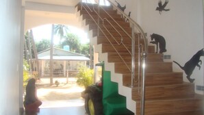Una escalera con barandilla de metal que lleva a una plataforma con un escalón verde.