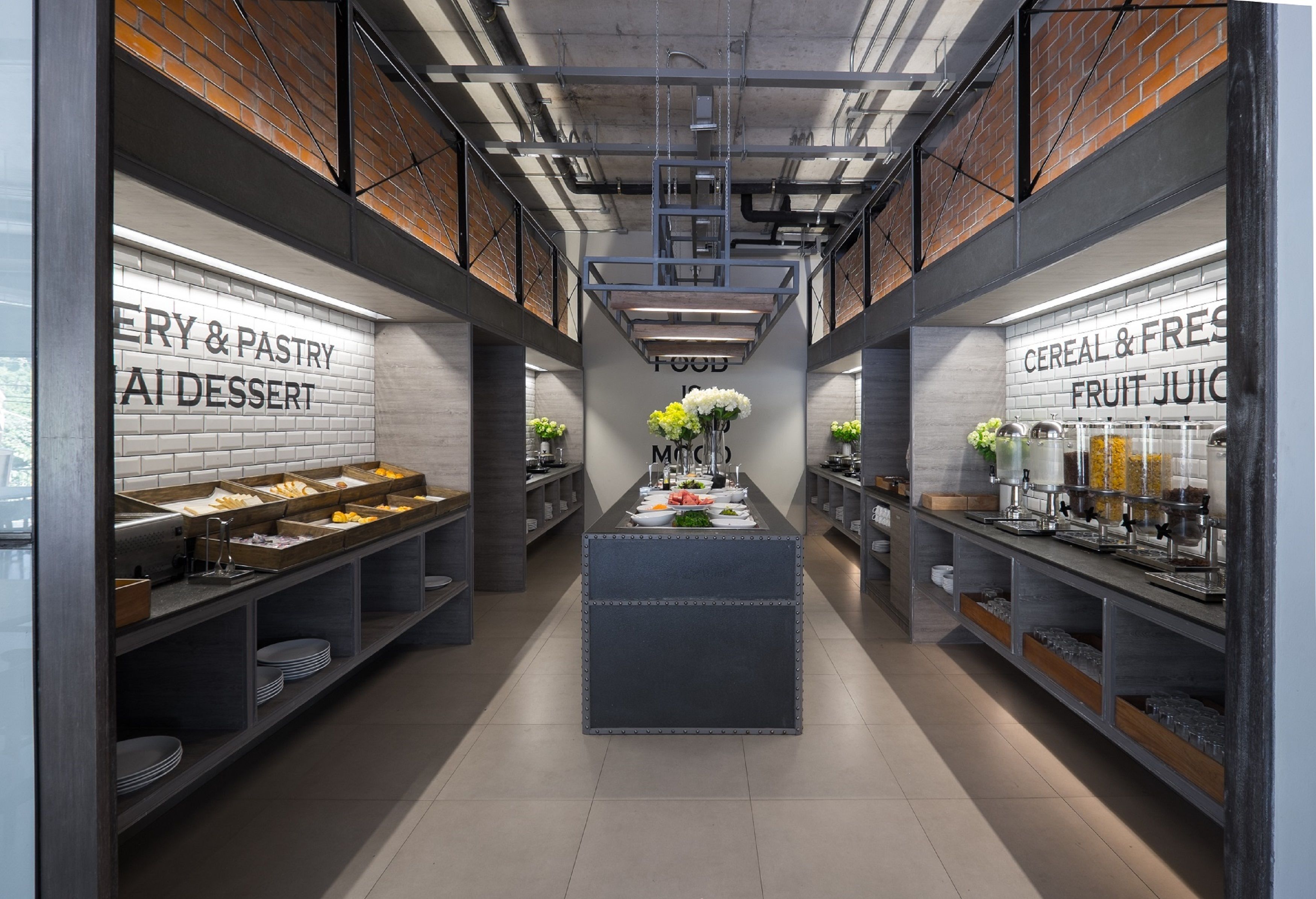 daily cooked-to-order breakfast (thb 350 per person)