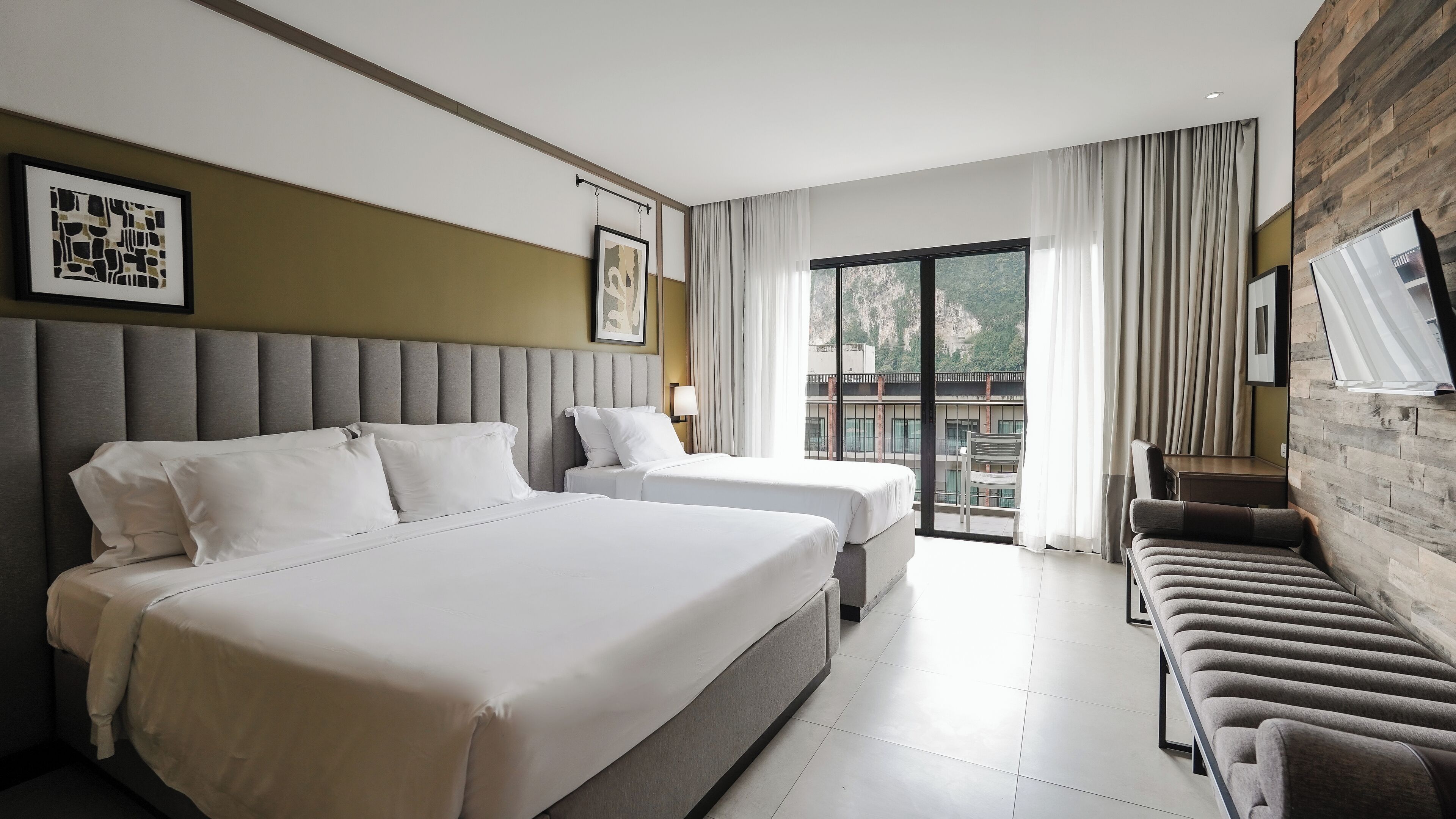 Kolmen hengen deluxe-huone | Tallelokero huoneessa, työpöytä, silitysrauta/-lauta, ilmainen Wi-Fi