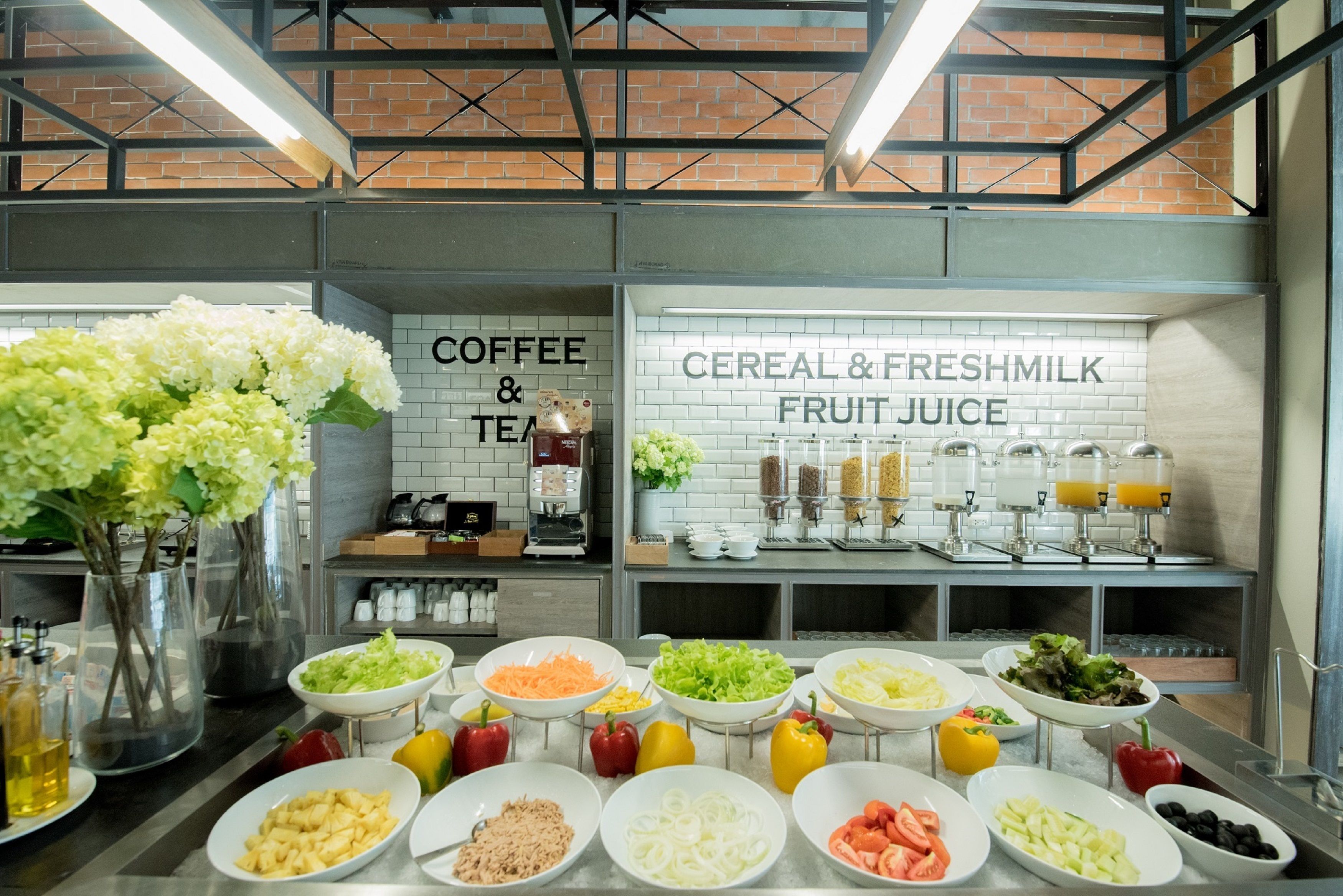 daily cooked-to-order breakfast (thb 350 per person)