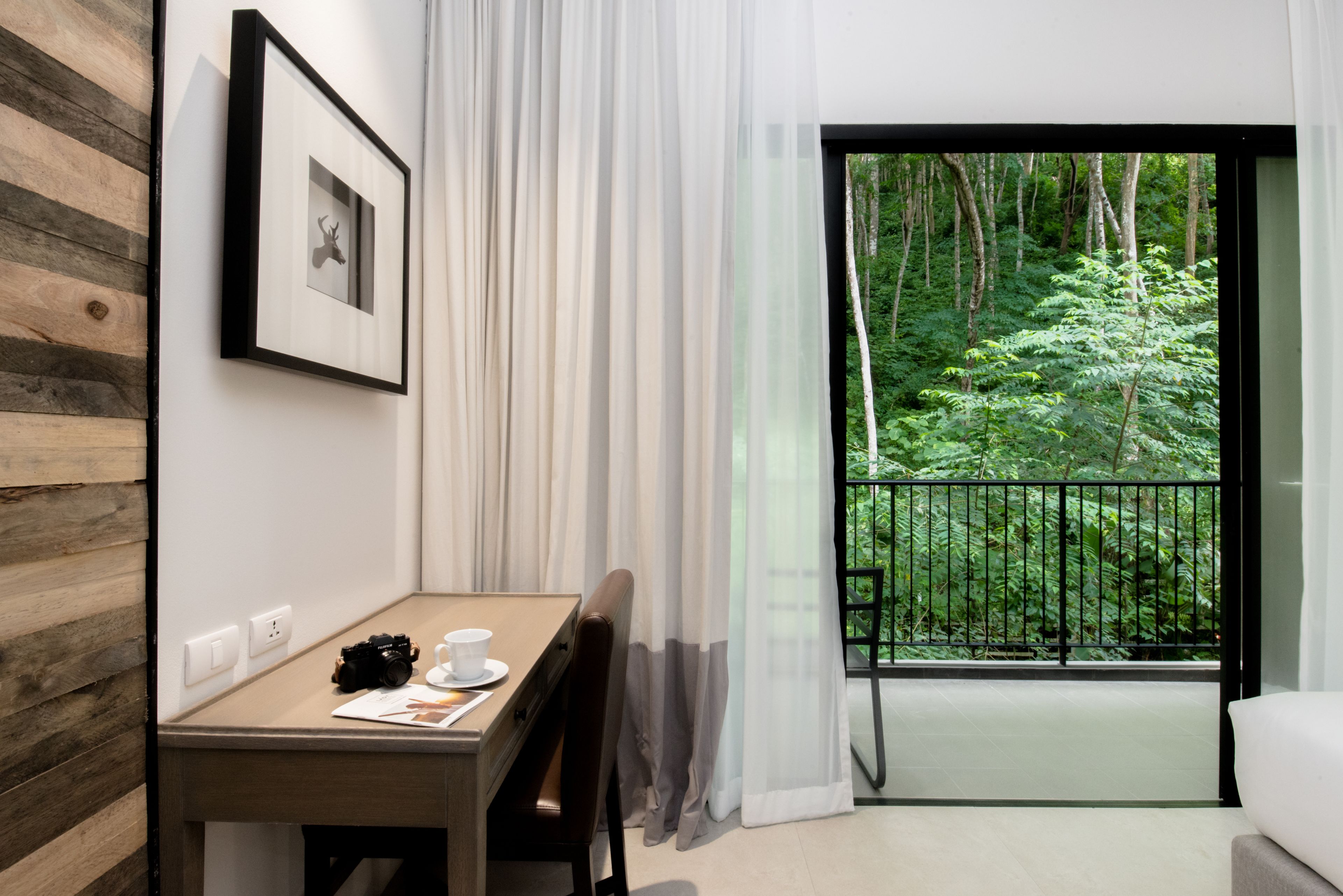 deluxe room | in-room safe, desk, iron/ironing board, free wifi