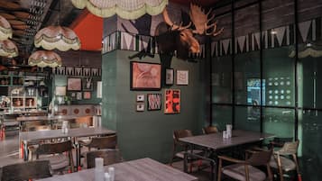 Breakfast, lunch, dinner served; Thai cuisine