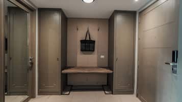 One Bedroom Suite | Kamar mandi | Shower, perlengkapan mandi gratis, pengering rambut, dan jubah mandi