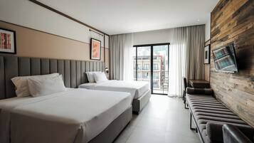 Deluxe Quadruple Room | In-room safe, desk, iron/ironing board, free WiFi