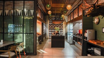 Desayuno a la carta diario (THB 350 por persona)