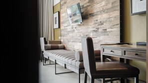 Deluxe-Dreibettzimmer | Badezimmer | Dusche, kostenlose Toilettenartikel, Haartrockner, Bademäntel