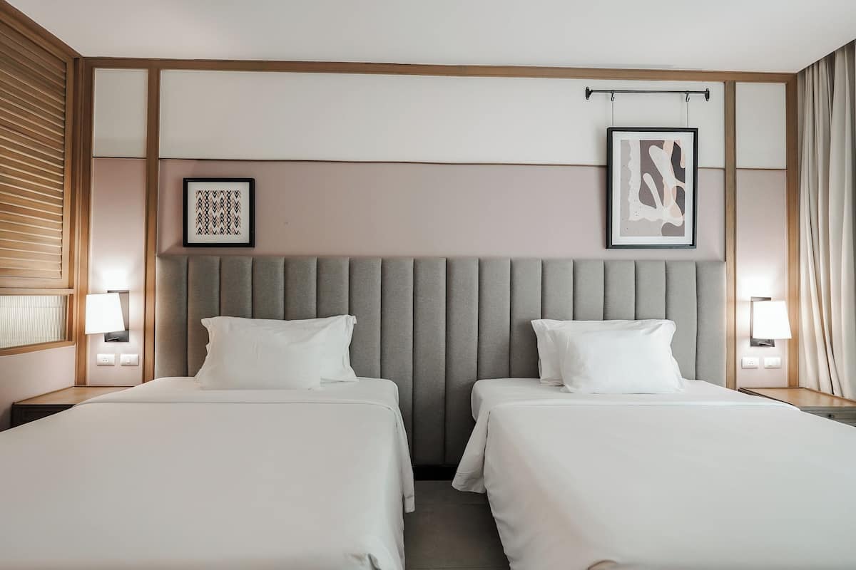 Deluxe kamer | Een kluis op de kamer, een bureau, een strijkplank/strijkijzer