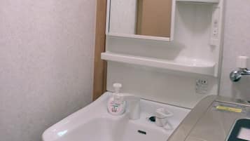 Departamento | Baño | Tina con regadera, amenidades de baño gratuitas, secadora de cabello