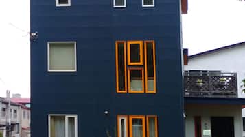 Vista frontal de la propiedad