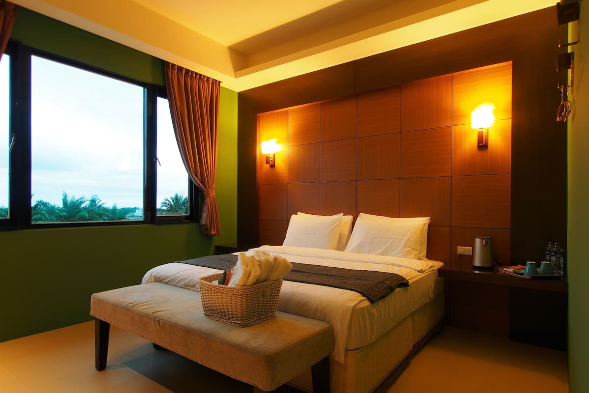 Economy Double Room, 1 Bedroom, Non Smoking, Shared Bathroom | Free minibar, desk, blackout drapes, soundproofing