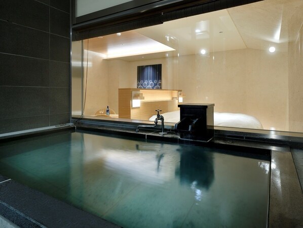 皇室套房, 1 張特大雙  人床 (TSUBAKI, with Open Air Bath) | 浴室 | 免費梳洗用品、風筒、拖鞋、坐浴桶