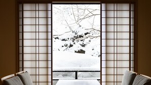 A room with a view of a snowy landscape through a shoji screen. - Sake Hotel Tamakiya (Tokamachi)