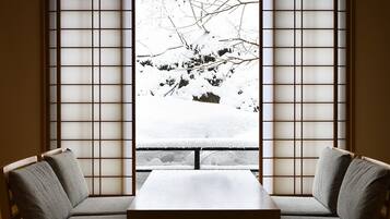 套房, 私人浴室 (IKOI, Western Style, 1 King bed) | 客房內保險箱、書桌、免費無線上網、床單
