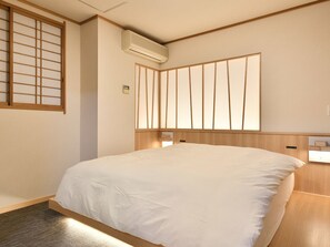 Suite, privat bad (IKOI, Western Style, 1 King bed) | Safe på rommet, skrivebord, wi-fi (inkludert) og sengetøy