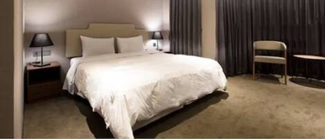 Habitación Business doble | Ropa de cama de alta calidad y decoración individual