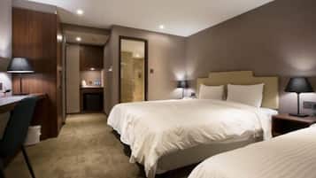 Habitación triple básica | Ropa de cama de alta calidad y decoración personalizada