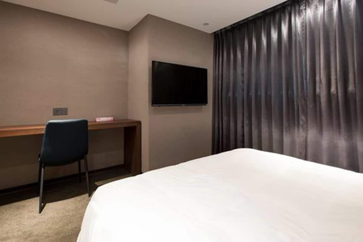 Premium bedding, desk, blackout curtains, soundproofing
