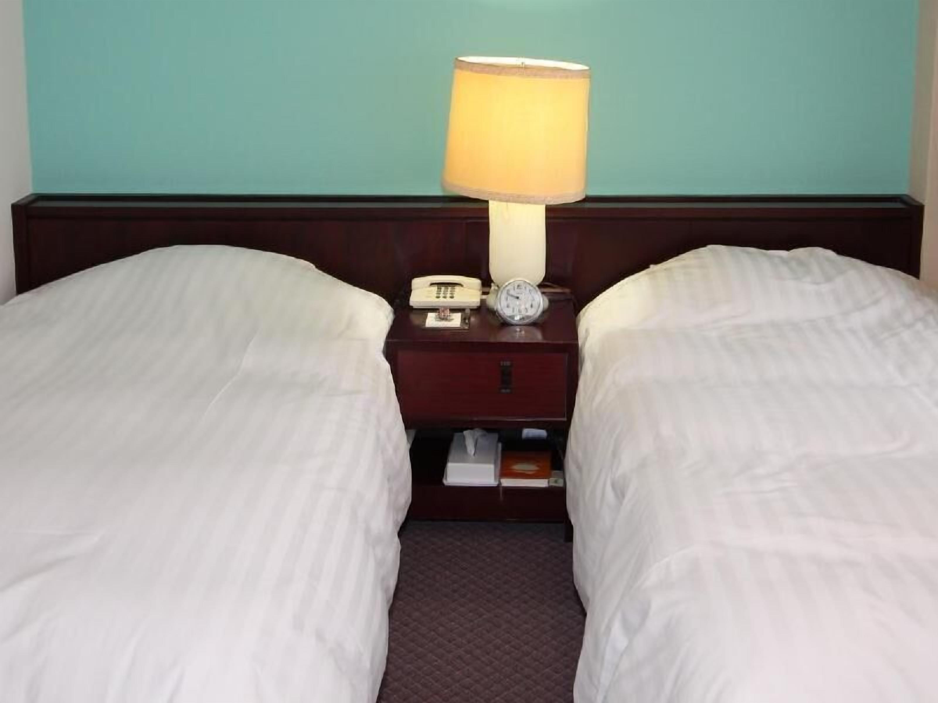 Escritorio, wifi gratis, ropa de cama