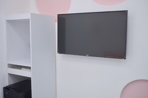 Business Single Room | Desk, blackout curtains, soundproofing, rollaway beds