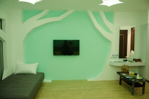 Quadruple Room | Desk, blackout curtains, soundproofing, rollaway beds